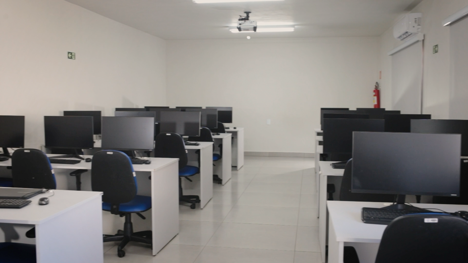 Sala de laboratórios da Guarda-Mirim
